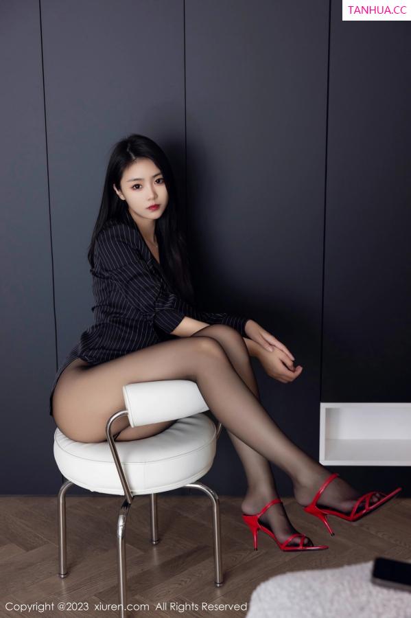 可乐Vicky  [XiuRen]高清写真图 2023.05.05 No.6677 可乐Vicky 黑丝美腿第24张图片